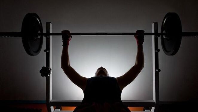 Một người đàn ông với một quán bar